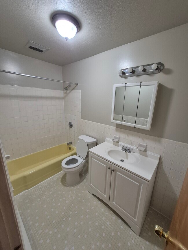 Building Photo - 560 Prospect St