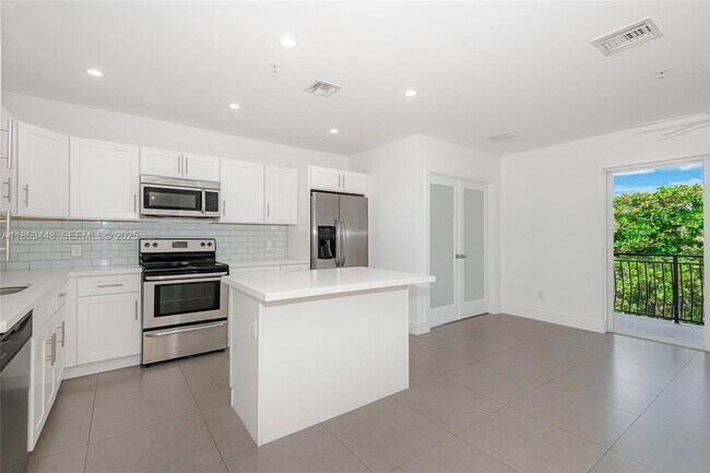 Building Photo - 555 E Dania Beach Blvd