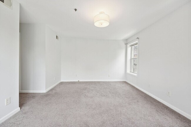 Building Photo - Beautiful 2-bedroom condo!