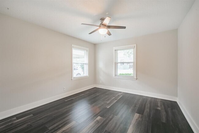 Building Photo - 4924 Mimosa Dr