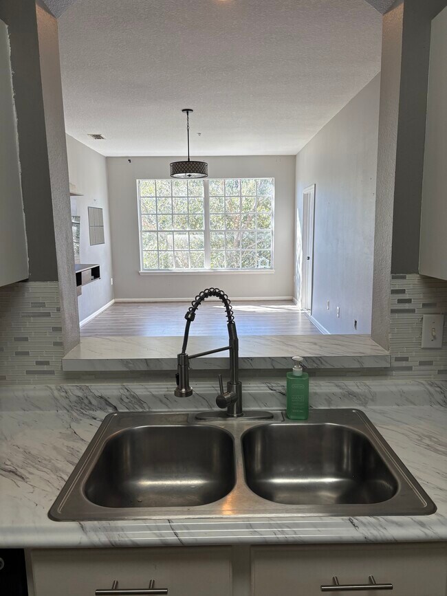 Building Photo - 10550 Baymeadows Rd