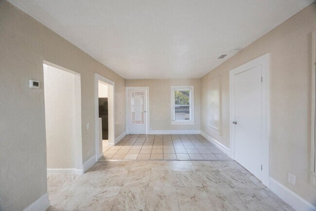 Building Photo - 2242 23rd Ave S