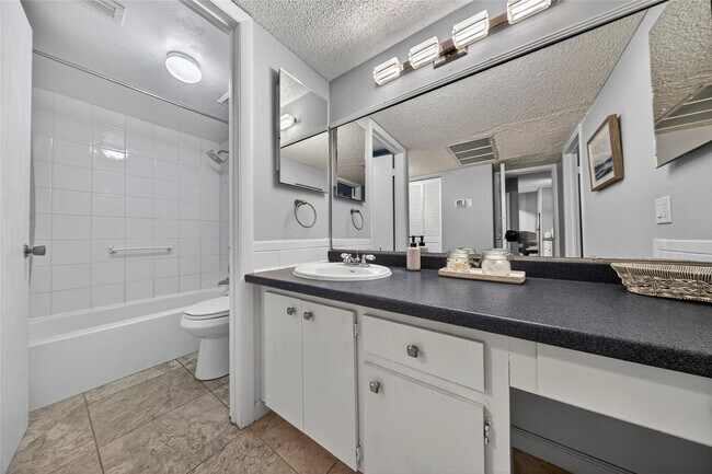 Building Photo - 209 N Fort Lauderdale Beach Blvd