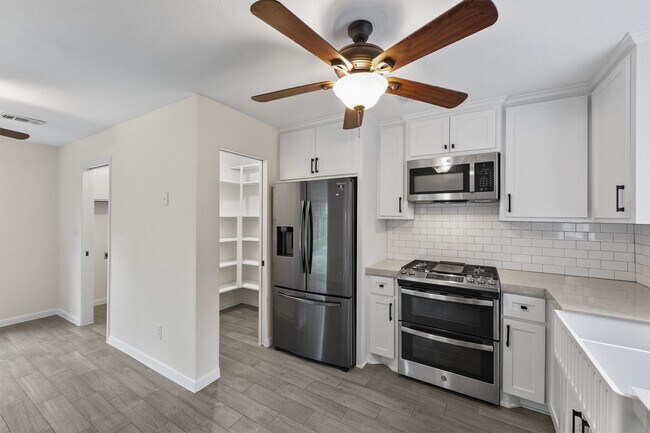 Building Photo - 417 W Hillary Cir