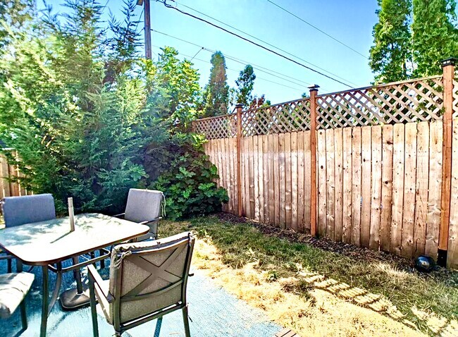 Building Photo - 8010 SE Henry St