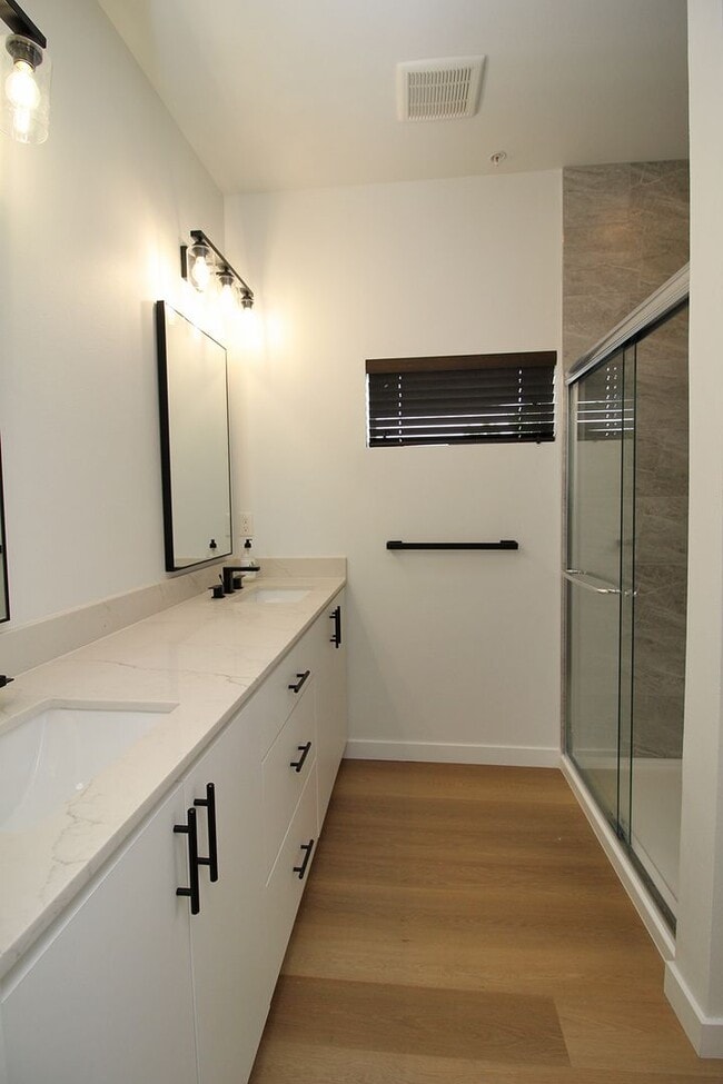 Building Photo - 2516 NE Flanders St