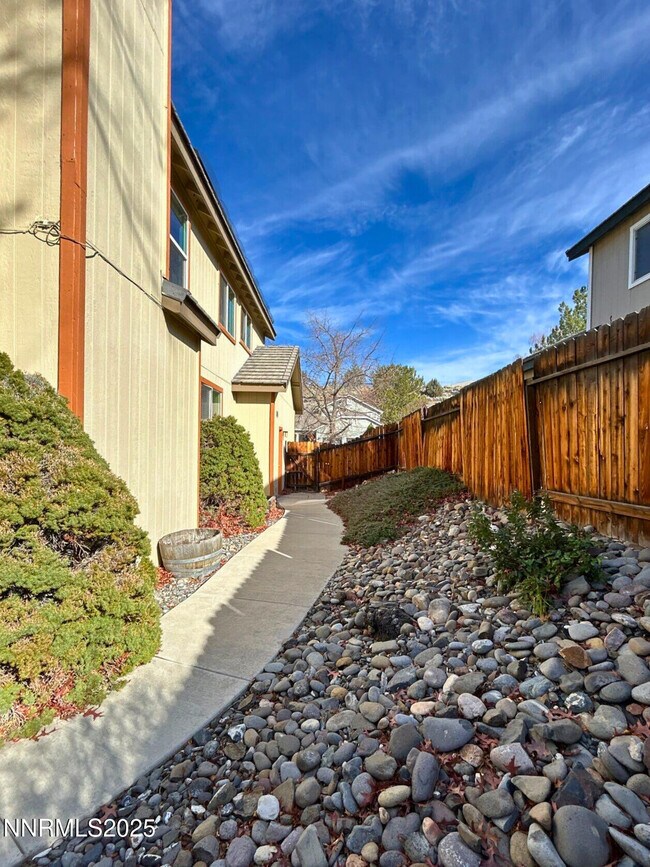 Building Photo - 1685 Southview Dr