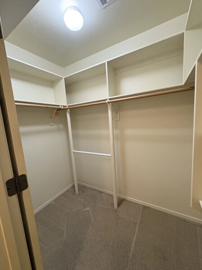 Building Photo - East side beauty 4 bedrooms