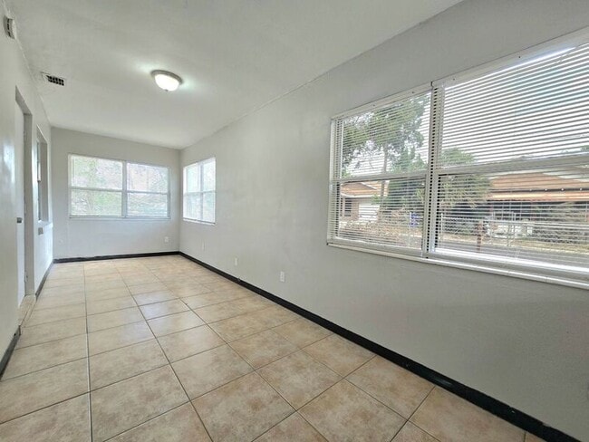 Building Photo - 824 N Florence Ave