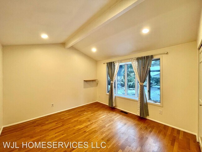 Building Photo - 4 br, 3.5 bath House - 8611 NE 26th Pl
