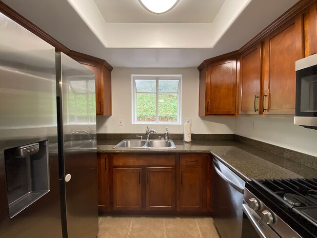 Building Photo - Beautifully Renovated 1-Bedroom Condo in R...