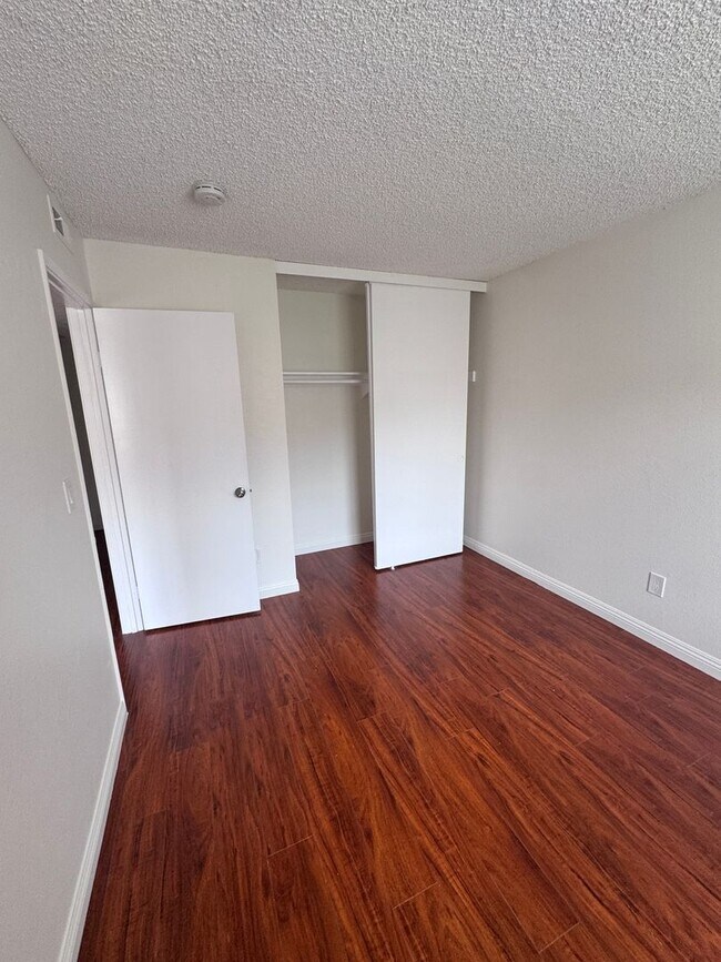 Building Photo - 4 bed townhouse central  Clairemont