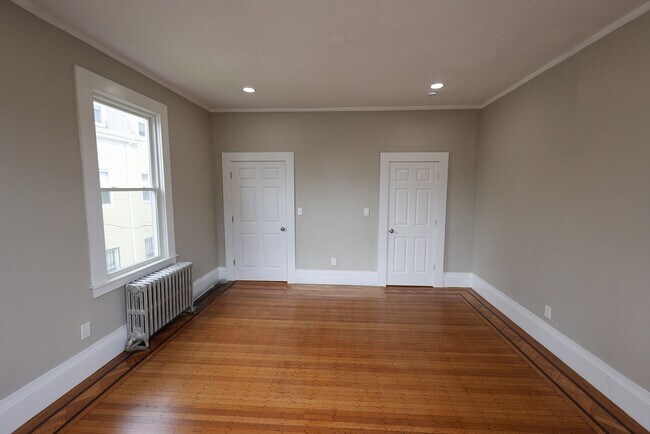 Building Photo - 497 Warren St