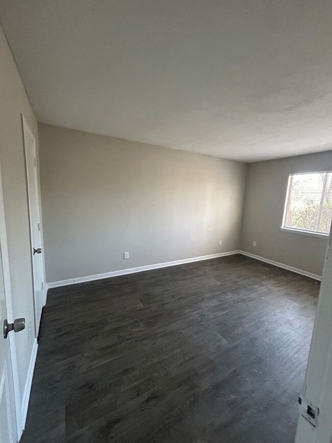 Building Photo - Great Location!