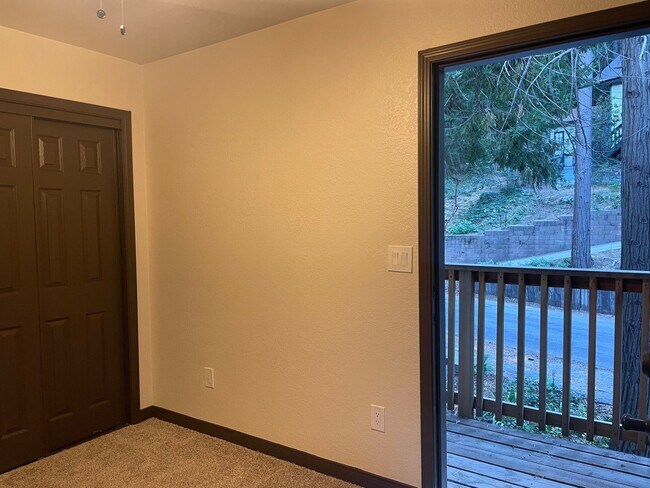 Building Photo - Fabulous mountain retreat freeway close!
