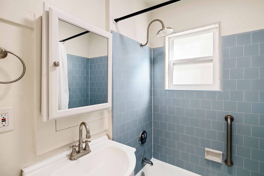 Building Photo - 1634 Bayview Dr