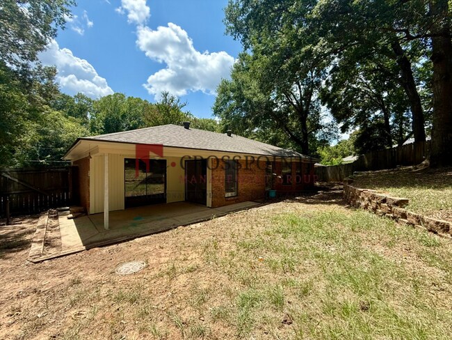 Building Photo - Tour Today! 3 Bedroom, 2 Bathroom Home!