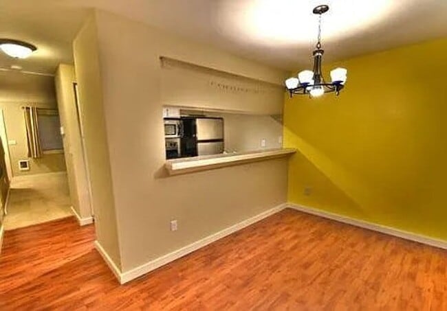 Building Photo - 1Bd/1.5Ba Everett Townhouse