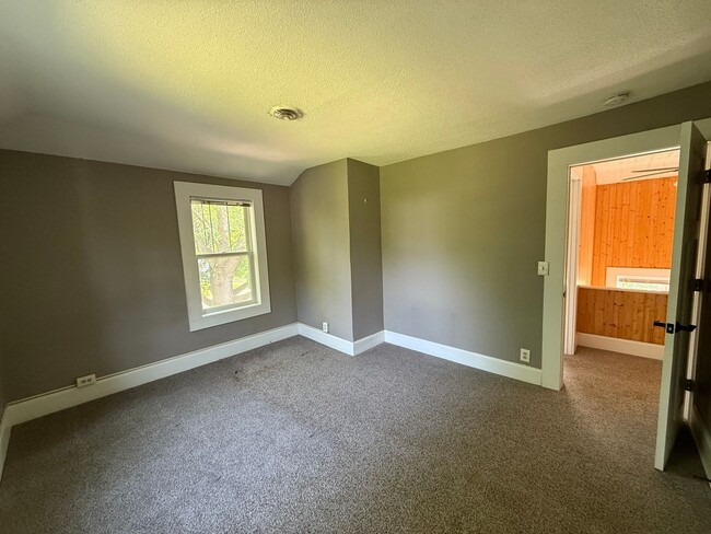 Building Photo - Charming 3-Bedroom Single Family Home in C...