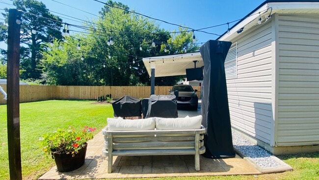 Building Photo - Three bedroom one bath!