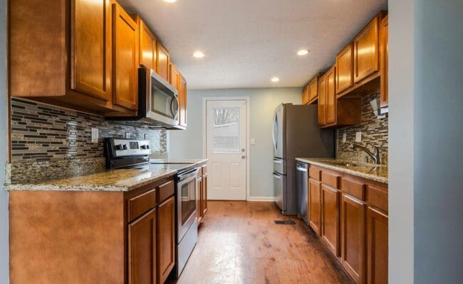 Building Photo - Newly Renovated Hillview Bi-Level! ASK US ABOUT OUR LONG-TERM LEASE SPECIAL TODAY!