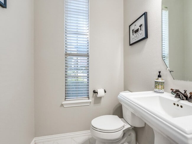 Building Photo - 3250 Woodbine Tr