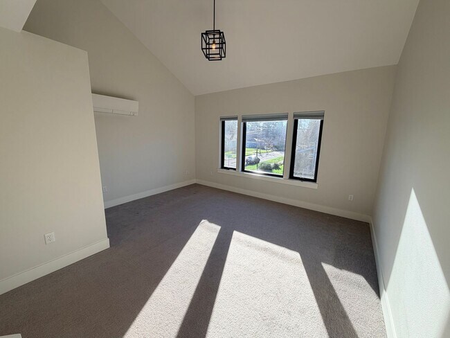 Building Photo - 3Bed/2.5 Bath Townhouse With Large Bonus Room/Office In Woodstock Neighborhood