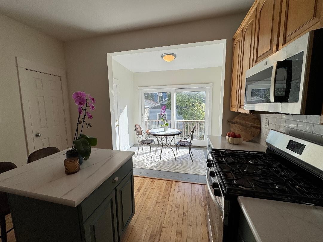 Kitchenette - 1831 W Nelson St