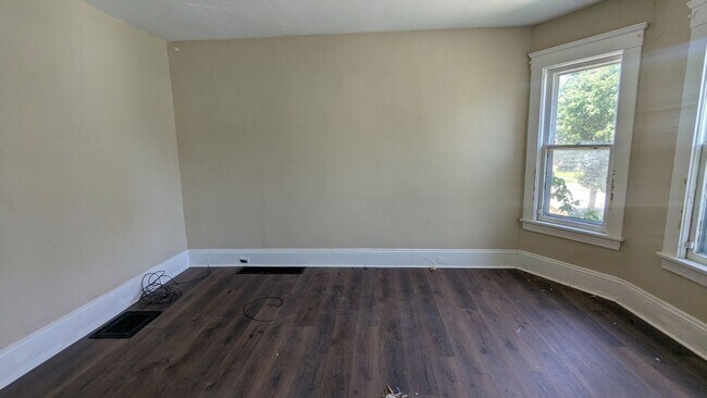 Building Photo - Discover this three-bedroom, one-bath home in Cleveland