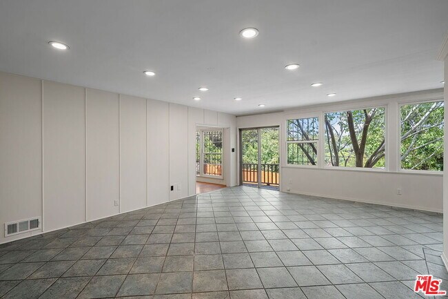 Building Photo - 9149 Hillsboro Dr