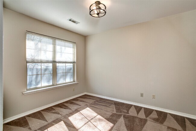 Building Photo - 706 Meghan St