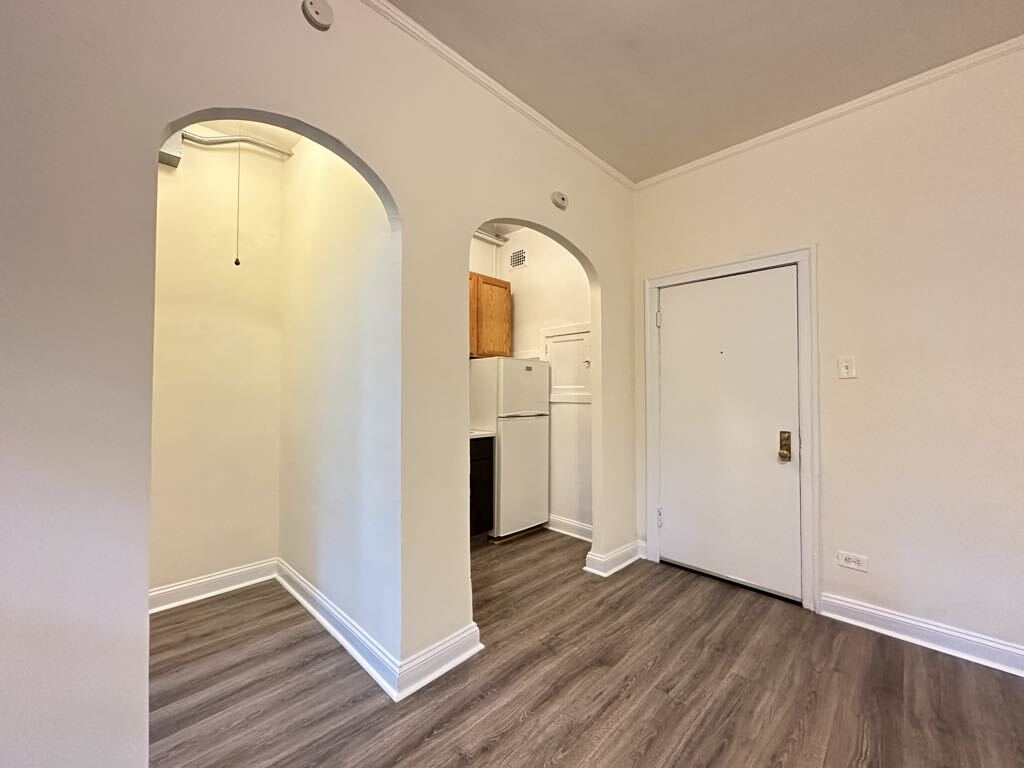 Building Photo - 2536 N Sawyer Ave