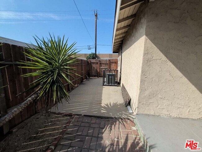 Building Photo - 7758 N Glenoaks Blvd