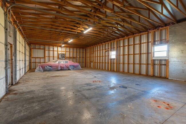 Building Photo - Country home equipped for on-site business!
