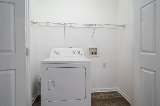 Building Photo - Charming and Newly Renovated 3 Bedroom 2 Bath Home Available Now!