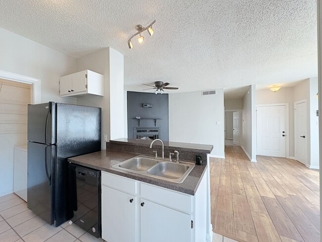 Building Photo - Welcome to this charming 2-bedroom, 2-bath...