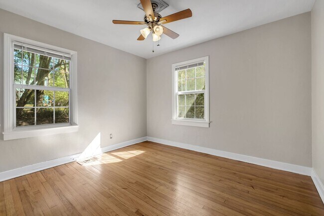 Building Photo - Charming Midtown Apartment