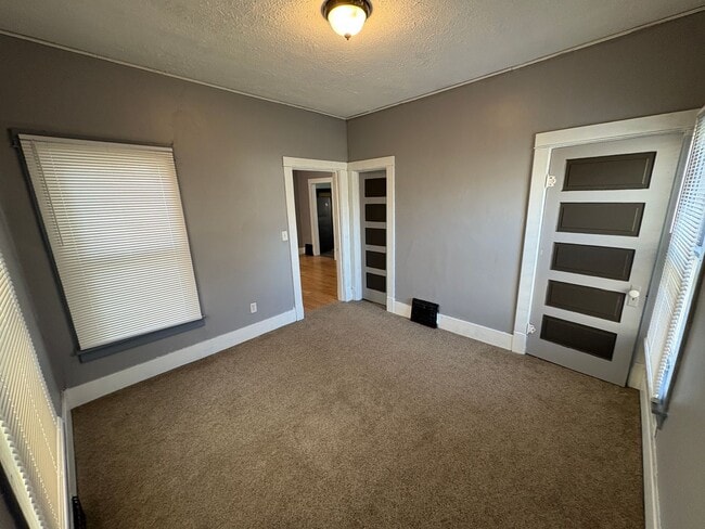 Building Photo - Spacious Home with Huge Backyard, Laundry included