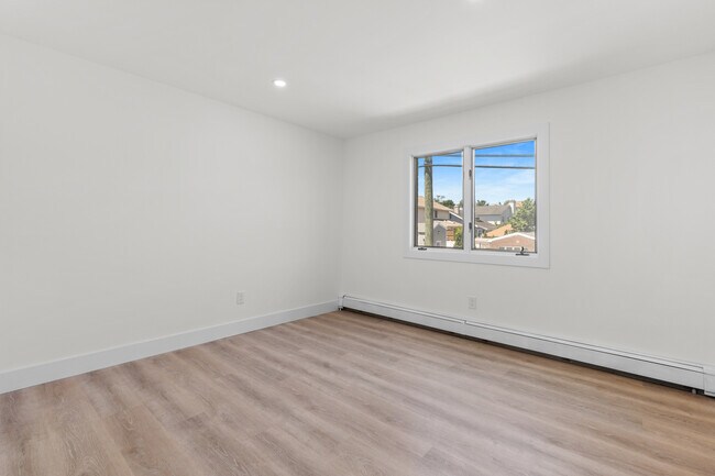 Building Photo - 302 E Harriet Ave
