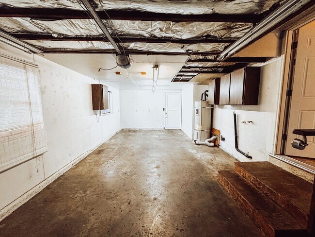 Building Photo - Charming 3 Bedroom in River Road Area!