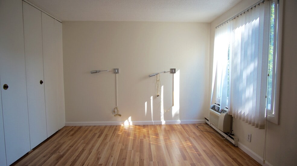 Building Photo - 274 S Main St