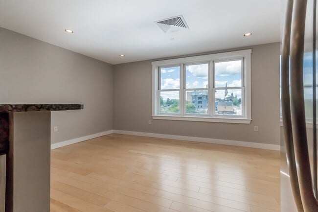 Building Photo - 2BR/2BA East Bayside Luxury Condo Near Old Port, W/D, Parking, Central AC, Views