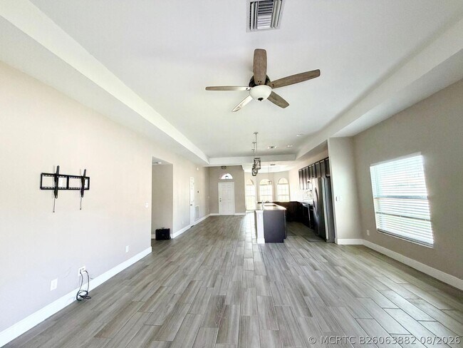 Building Photo - 340 Palm Breezes Dr