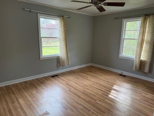 Building Photo - 2205 Stewart St