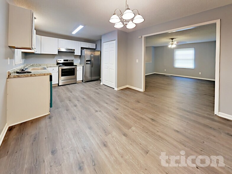 Building Photo - 111 Woodspur Rd