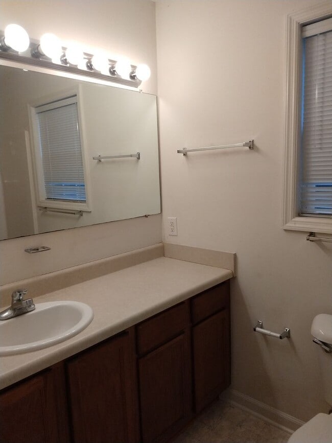 Building Photo - 109 E Coopers Ct