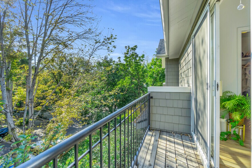 Upper Balcony - 1619 N Franklin St