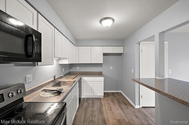 Building Photo - 23673 Village-House Dr S