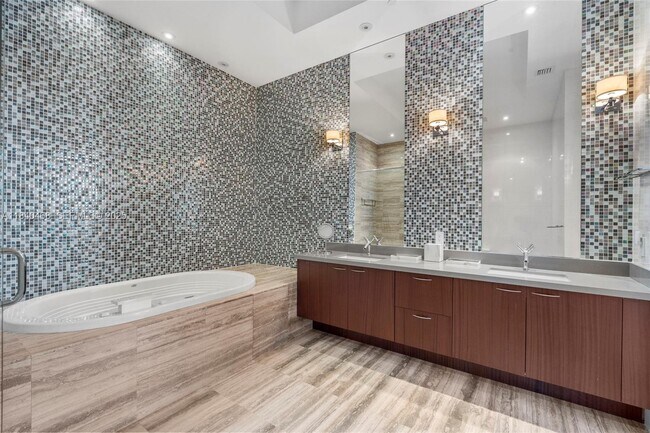 Building Photo - 16001 Collins Ave