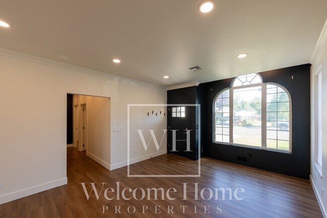 Building Photo - Updated 2 Bed Home with Detached Office & Fenced Yard